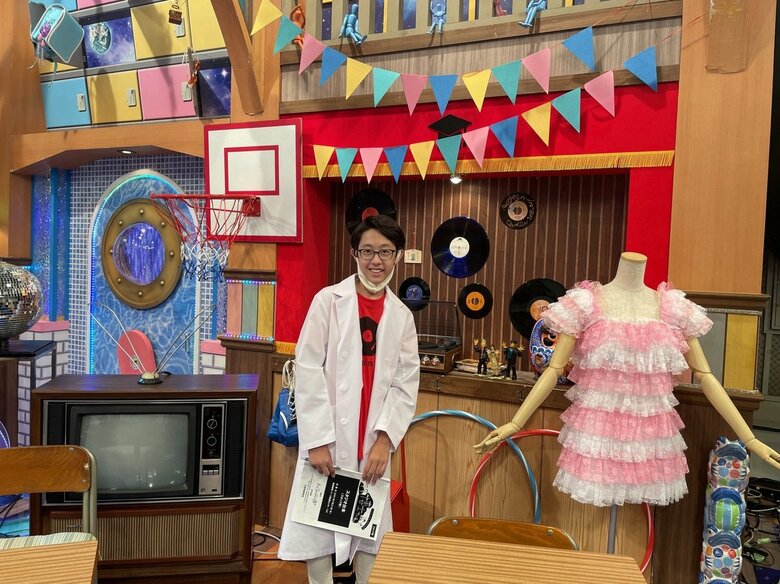 2021年8月放送「サンドウィッチマン＆芦田愛菜の博士ちゃん　昭和の歌姫SP」のセットにて（小学6年生のとき）