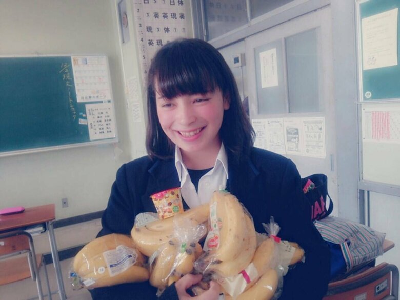 高校生時代。誕生日プレゼントにもらった大好きなバナナに囲まれて笑顔