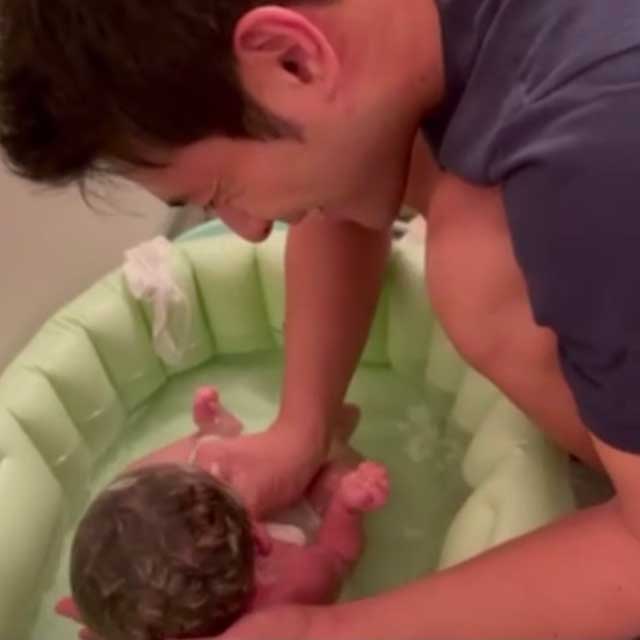 子どもの沐浴中の榎並アナ（写真提供／本人）