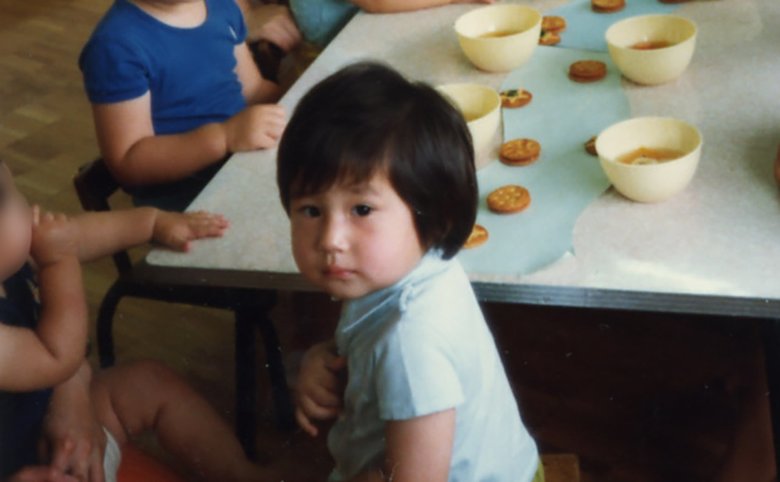 箕輪さん1歳の頃の保育園での貴重な写真。ぱっちりした目元が可愛らしい