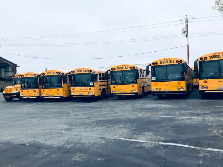 子どもたちの送迎をするアメリカの黄色いスクールバス