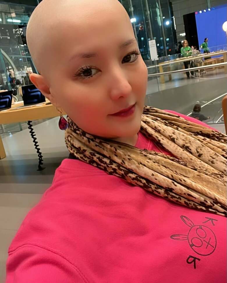 18歳のときに描いたというウサギのキャラクターが目を引く自身のアパレルブランド「KIRABBIT」の服を着て