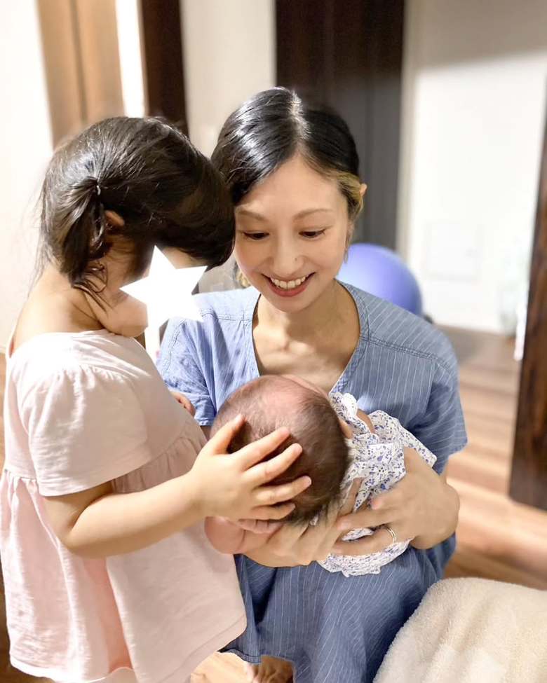 妹を優しく見守るお姉ちゃん