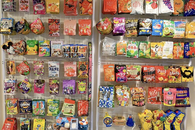 武者さんの部屋に設置されている自作のコンビニ棚