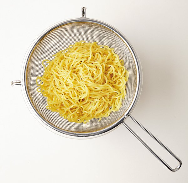 【麺をゆでる】袋の表示通りに麺をゆで、流水で洗って水けをきる