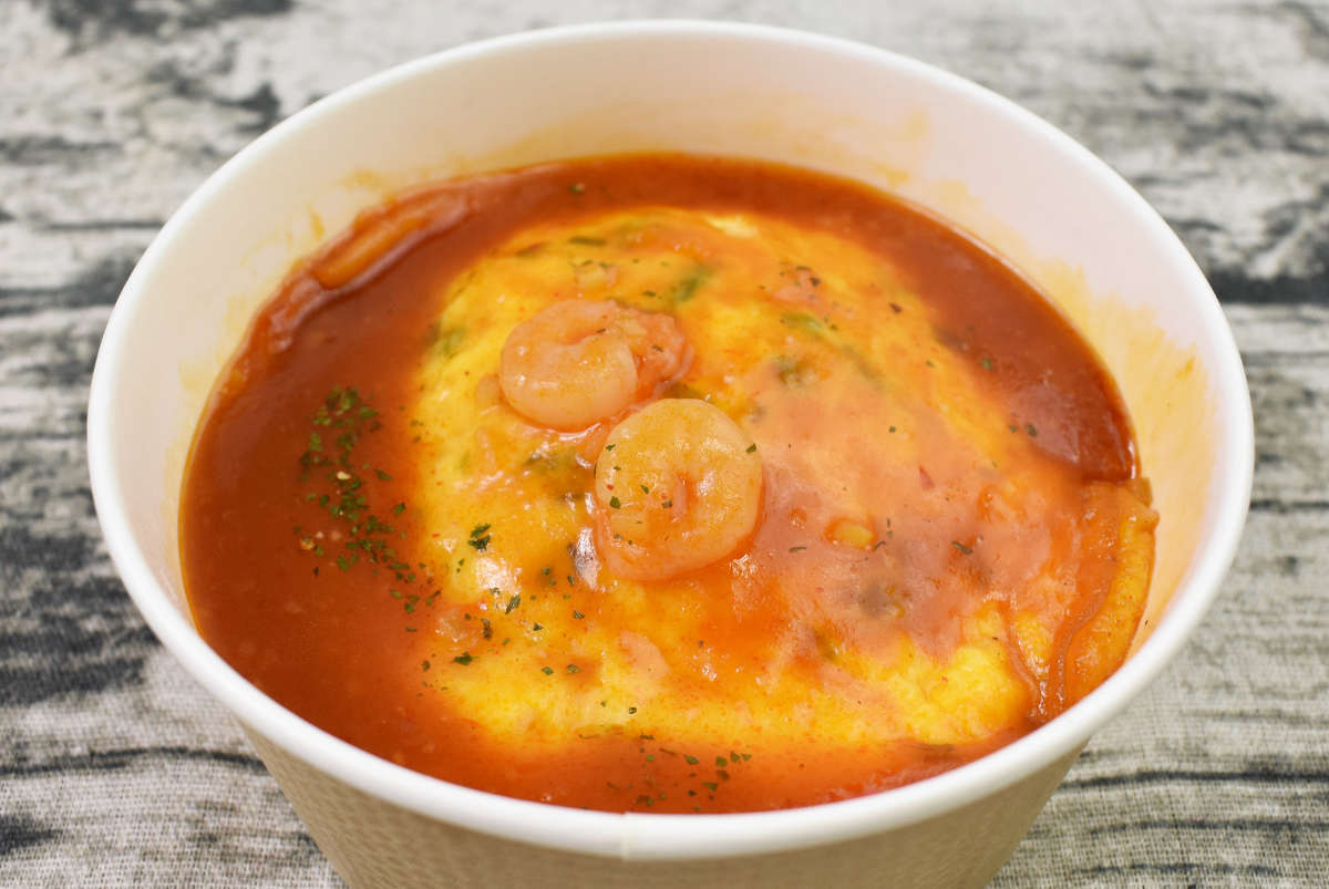 ナチュラルローソンの人気商品「ふんわり玉子のエビチリソース天津飯(1食分の野菜入り)」食レポ画像
