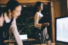 「同僚以外とのコミュニケーションが仕事でプラスに！」フリーアドレスでオフィスデスクを効率化