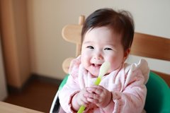 手づかみ食べからスプーン食べへ！練習手順や注意点3つ