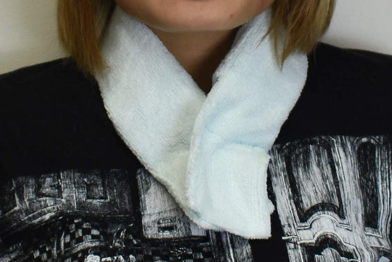 ダイソーのおすすめ商品「首元ひんやり！ ジェルパッド付タオル」のアップ画像