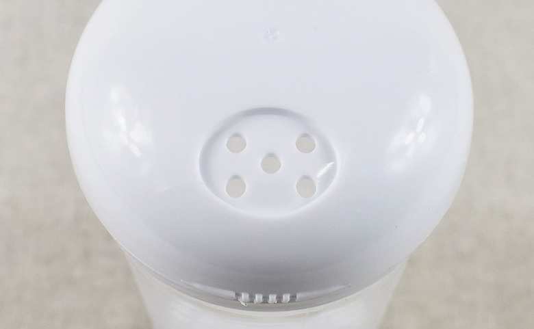 セリアのおすすめキッチン用品「スリムふりかけポット」の実物画像3