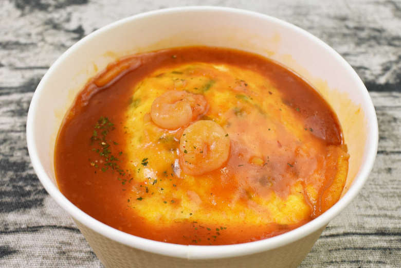 ナチュラルローソンの人気商品「ふんわり玉子のエビチリソース天津飯(1食分の野菜入り)」食レポ画像