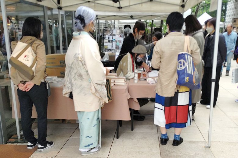 『祖母ロン』発売直後のサイン会では長蛇の列ができ、用意された本が途中で完売するほどの盛況ぶり