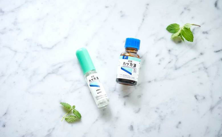 （右）ハッカ油(20ml）  928円、（左）ハッカ油スプレー式 1058円（ともに税込）