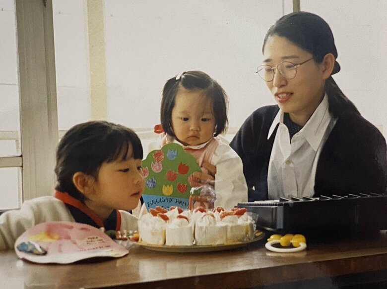 母と姉に囲まれて、かわいがられて育った松浦さん（中央）