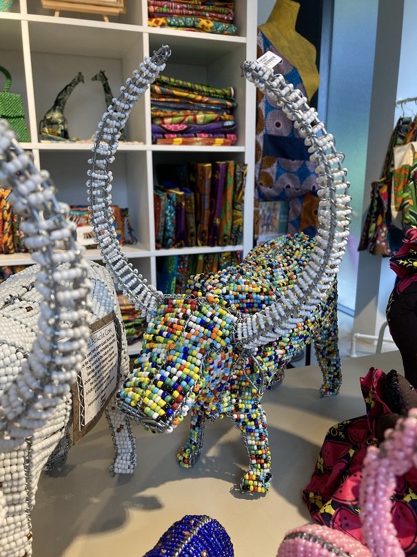 アフリカの作家が作った小物も展開