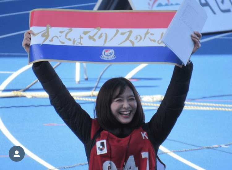 大津選手が考えたスローガンを掲げる久冨さん