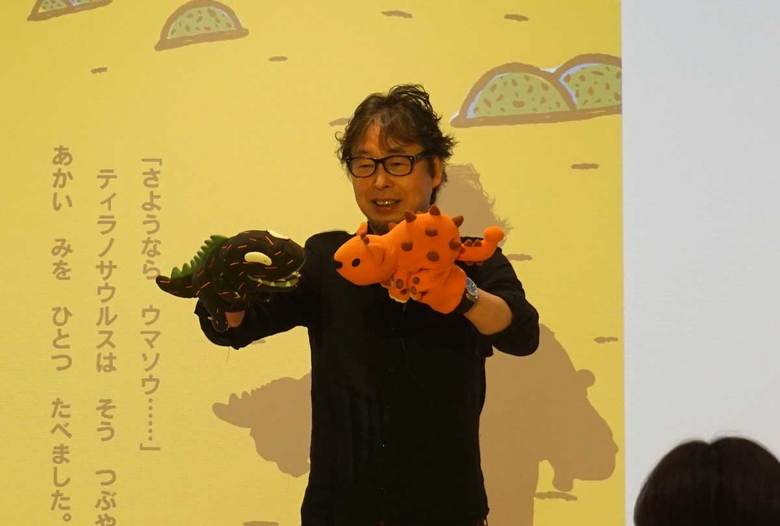 読み聞かせの後には、人形劇も披露！