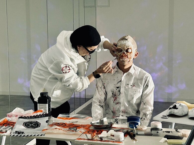 肌をマスクで覆うタイプのホラーメイクを施すマイケルティーさん