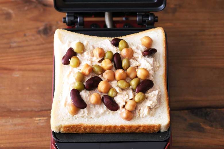 ホットサンドメーカーに③をセットし、もう1枚の食パンをのせたらカバーを閉じて焼く。