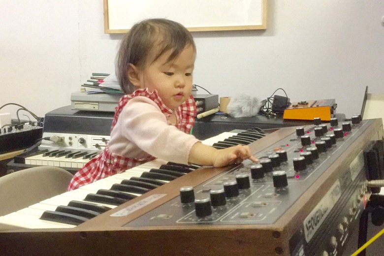 楽器を触る手つきも様になっています