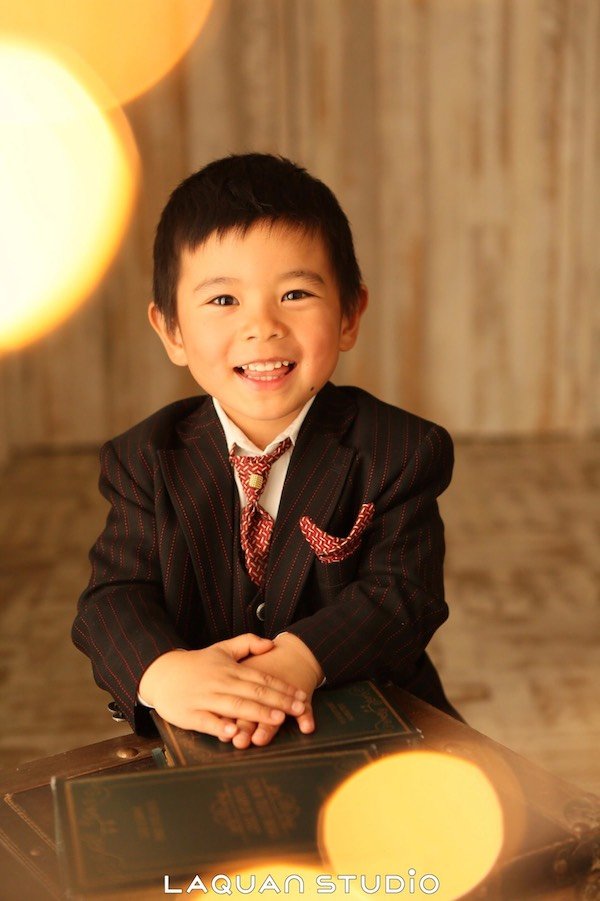 ▲毎年、誕生日に撮る記念写真でポーズを決める息子・晴太朗。
いつのまにか、4歳になっていました。この笑顔をずっと見ていたい！