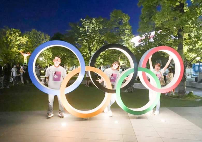 五輪マークに家族3人で