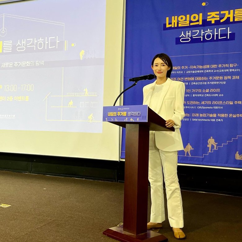 少子化が進む韓国で、二拠点育児について講演する奥井さん