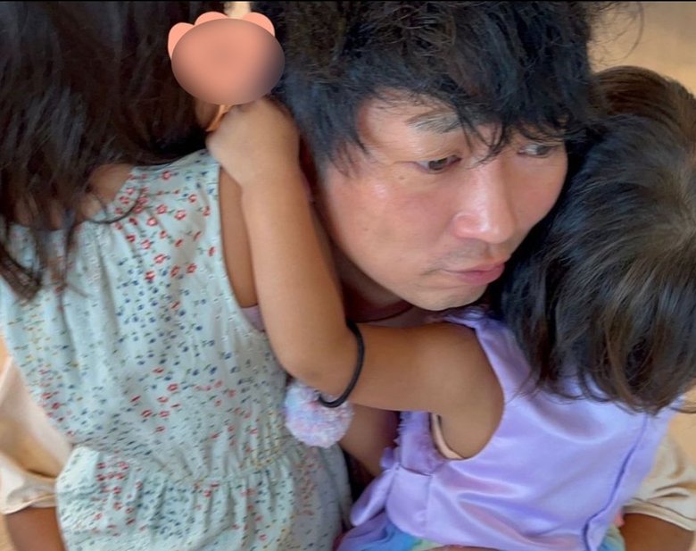 双子の娘たちと