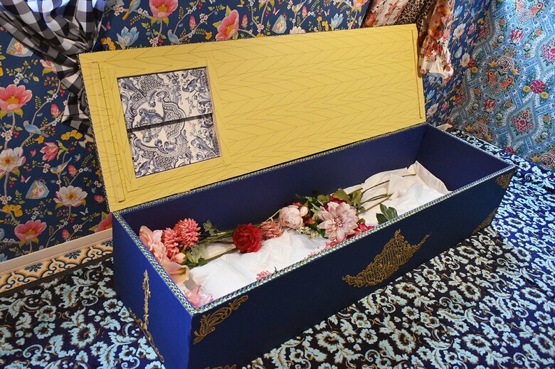 入棺体験に使用している作品のひとつ。ロイヤルブルーの棺に入棺時に添える真紅の花が映える