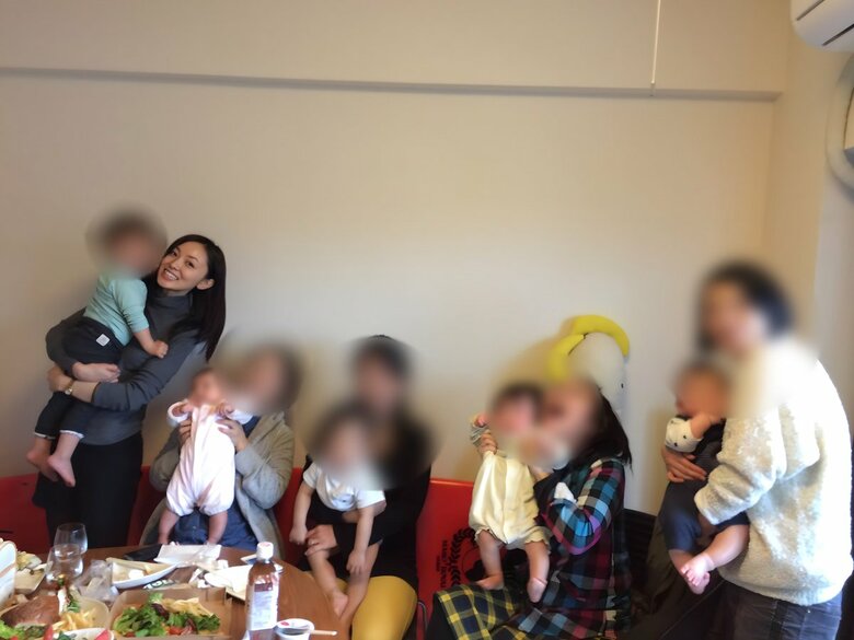 「看護大学ならでは！学ぶ環境にはこんなにママが」学生時代の仲間との1枚