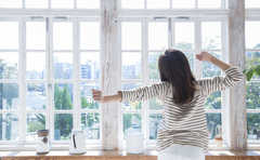 絶対に起きられる目覚まし時計!?「最新式は音じゃなくて光で起こす」