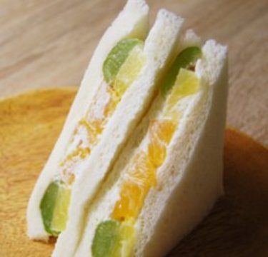 ローソン「ミックスフルーツサンド（シャインマスカット）」はハイパージューシー!