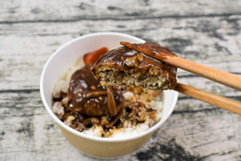 セブンイレブンのおすすめランチ「ジューシーハンバーグ 3種きのこのロコモコ丼」のカロリー画像