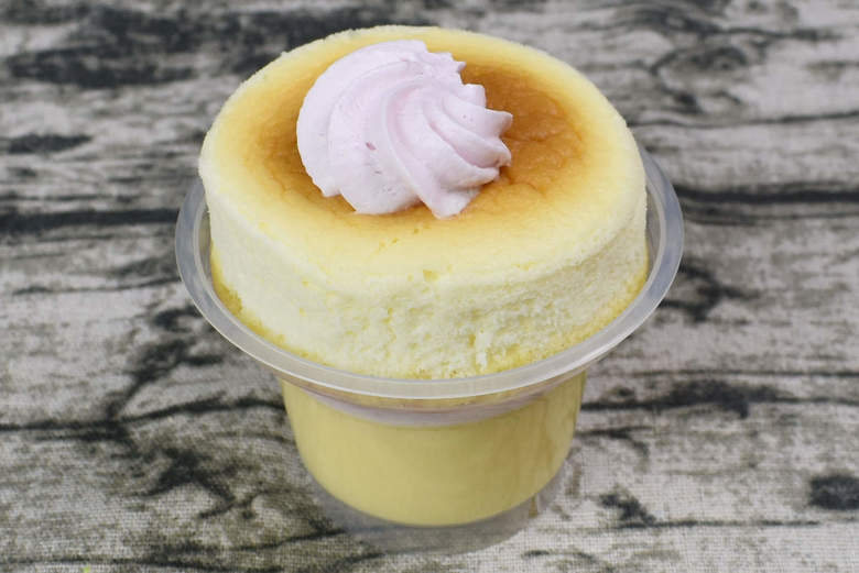 2
ファミマの人気スイーツ「スフレ・プリン ストロベリー」の実物画像03