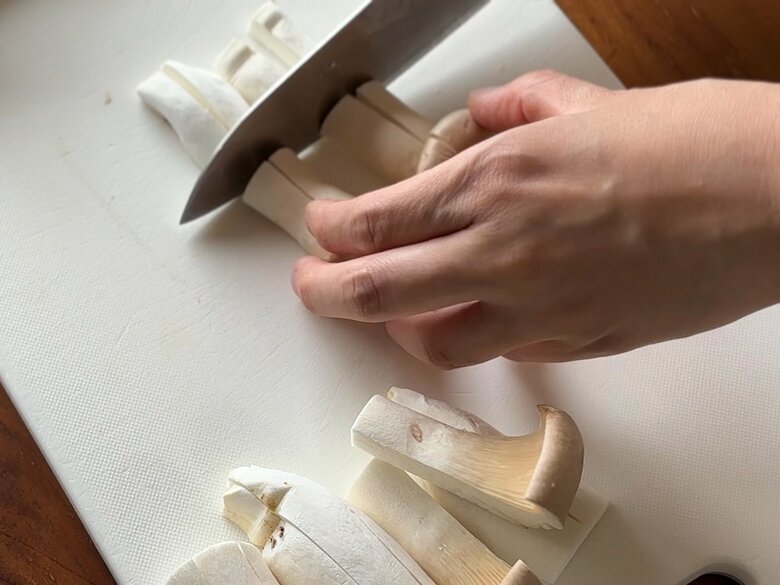 エリンギはほかのきのこと同じくらいの大きさにカット