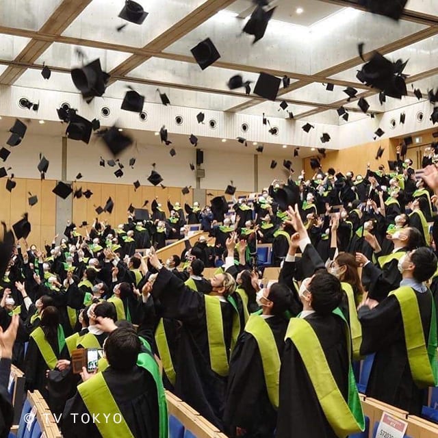 今年3月、早稲田大学大学院の学位授与式で「ハットトス」の瞬間