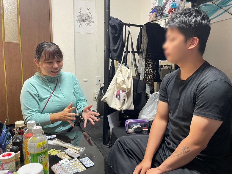 訪問看護の現場にて。中野さん（左）は明るい雰囲気のユニフォーム姿