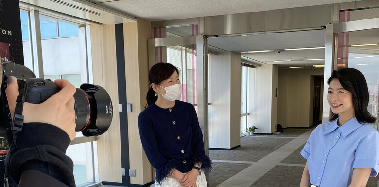 取材を受けるアナウンサーが自然な笑顔になれるよう声をかける