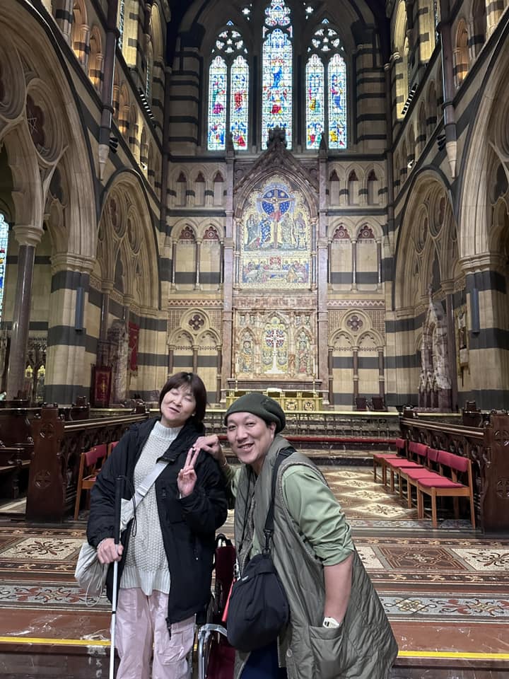 2024年5月、オーストラリアハネムーン。メルボルン大聖堂にて夫婦で記念撮影
