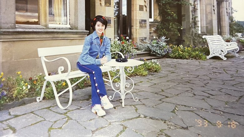 93年撮影。25歳くらいの荻野目さん。仕事の合間にくつろぎの時間