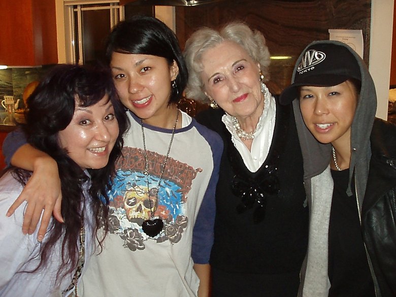 家族での貴重な1枚。左から母・バーバラさん、妹さん、祖母、AIさん