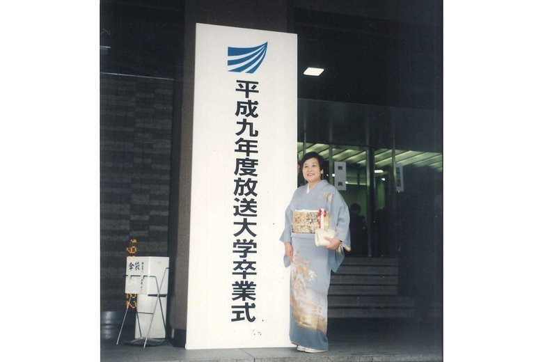 大学の卒業式で記念撮影