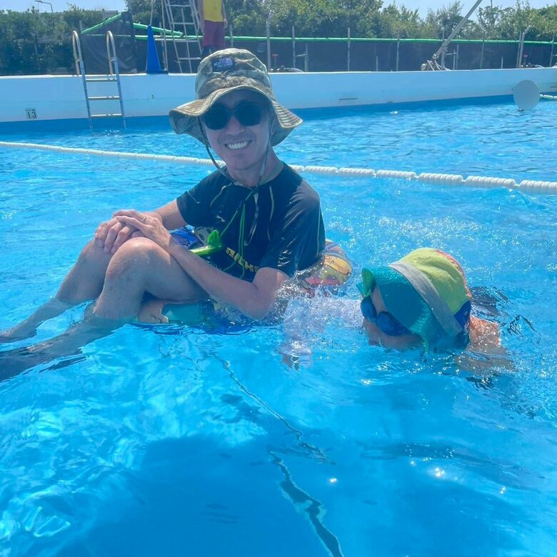 息子さんとプールで楽しむ