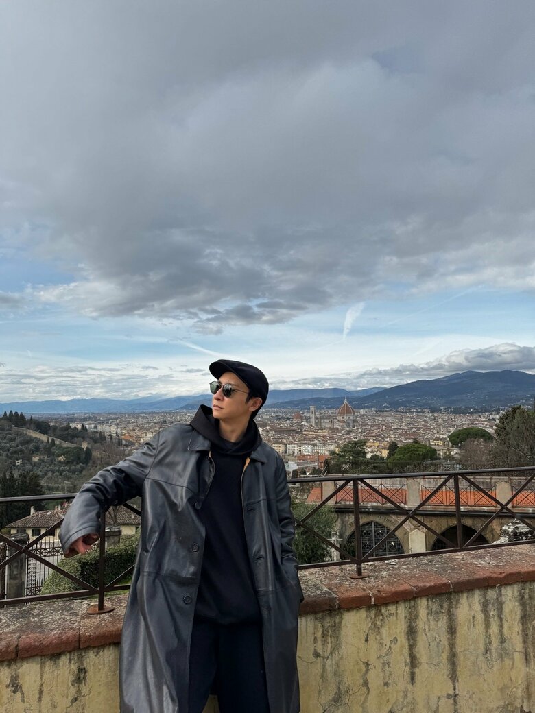 現在は海外を旅しながらアーティスト活動をしている與さん。3月、イタリアから日本に帰国したそう。写真はフィレンツェでの1枚