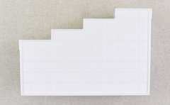 「リモコンどこ…」と言わせない！ 4つのポケットを使い分けられるダイソーの「リモコンスタンド 01 ホワイト」