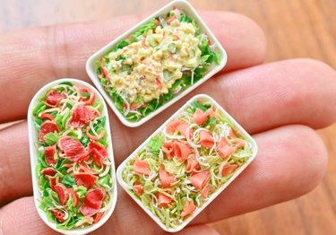 「嘘だろ…」38万人が驚嘆するミニチュアの世界「どっからどう見てもデパ地下のサラダ」