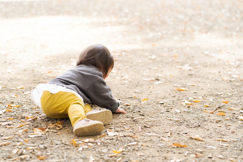 転んでいる子どものイメージ