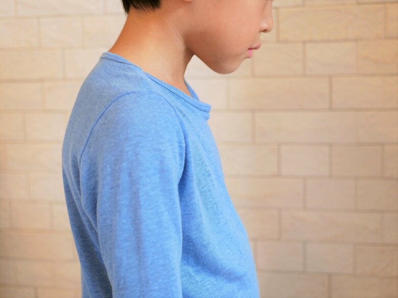 猫背の姿勢はNGで耳からくるぶしまで一直線の状態を保つことが重要