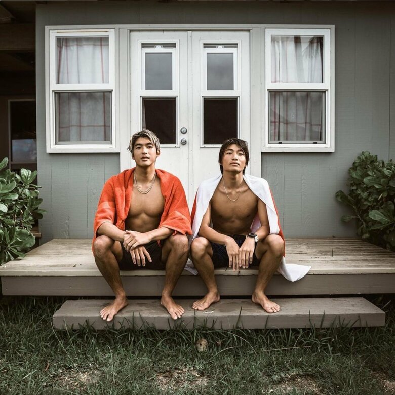 兄弟ともにプロサーファーとして活躍。左が兄のカノアさん、右が弟のキアヌさん