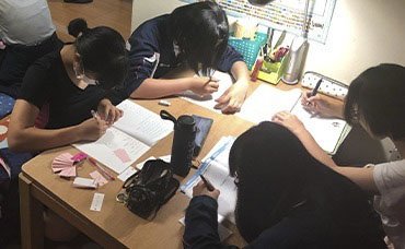 寺子屋こややでは、子どもたちが分からないところを先生に教えてもらうスタイル